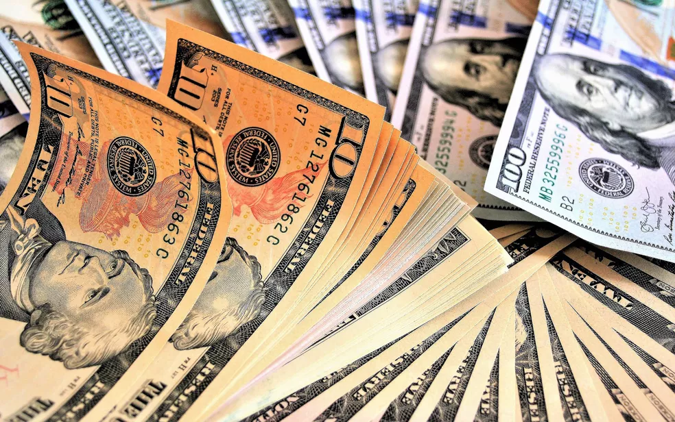 Dólar opera em alta e bate R$ 4,27