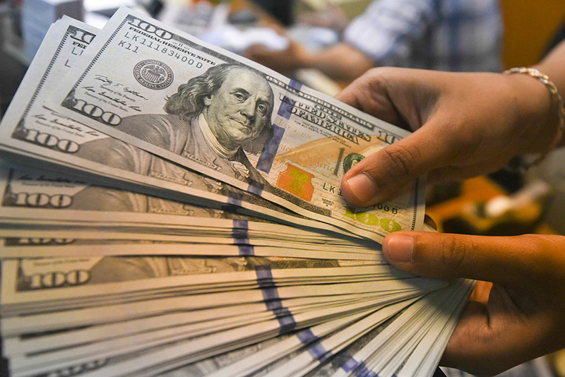 Dolar opera em queda e chega a 4,05 apos emprego nos EUA e a espera de powell